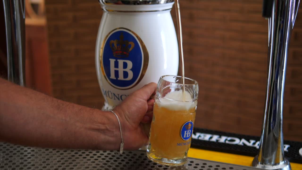 Frisch gezapftes Bier in der Stelzhamer Stube